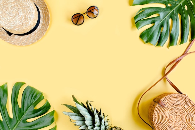 Accessoires pour femmes sac de voyage en bambou chapeau de paille feuilles de palmier tropical monstera sur fond jaune