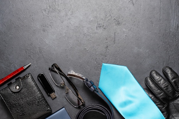 Photo accessoires pour hommes sur fond de béton noir. le concept d'un homme moderne qui réussit. copiez l'espace.