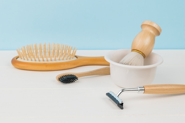 Accessoires Pour L'hygiène Masculine Sur Un Tableau Blanc Sur Fond Bleu.