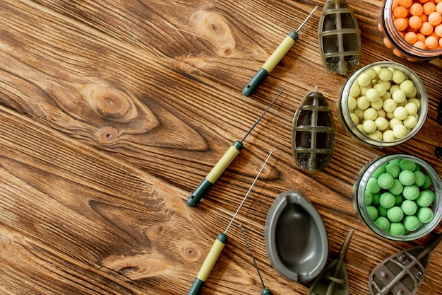 Accessoires pour la pêche de la carpe et appâts de pêche sur planches en bois