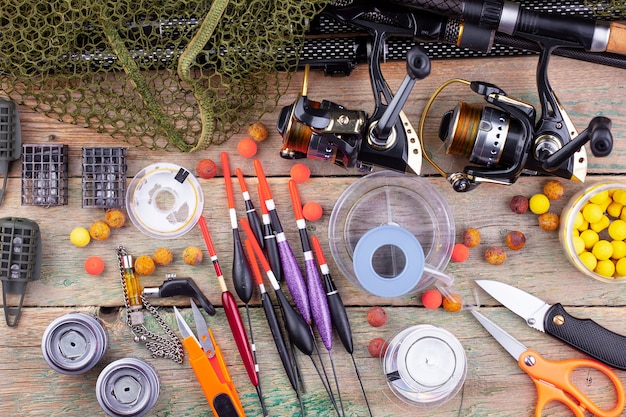 Accessoires pour la pêche sur un fond en bois