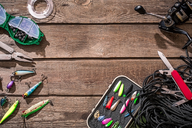 Accessoires pour la pêche sur le fond de la vue de dessus en bois