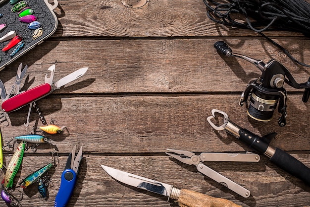 Accessoires pour la pêche sur le fond de la vue de dessus en bois