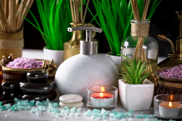 Accessoires pour salon de spa sur la table