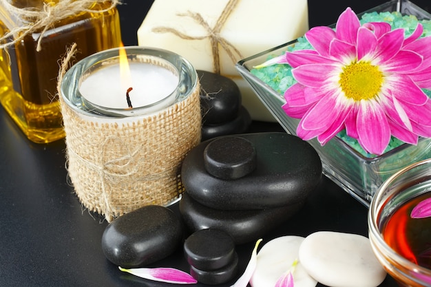 Accessoires pour salon de spa sur la table