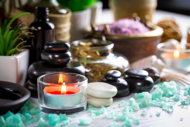 Accessoires pour salons de spa en composition sur la table