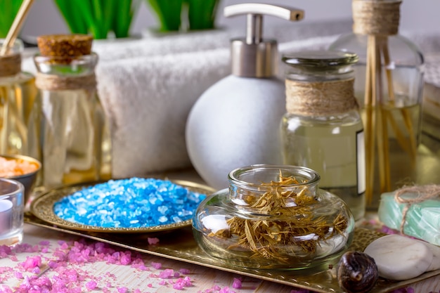 Accessoires pour salons de spa sur un vieux fond sur une table