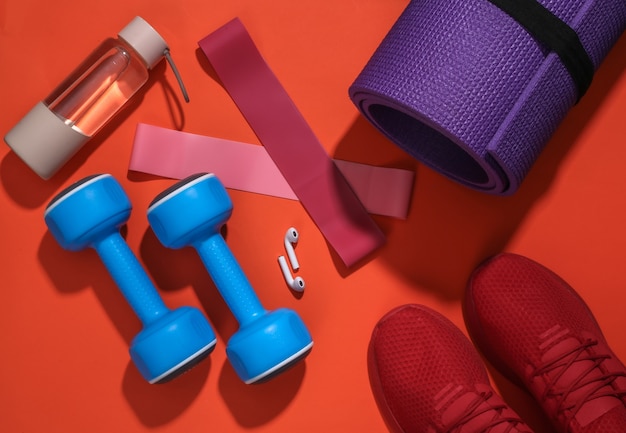 Accessoires pour le sport ou le fitness sur fond orange vif.