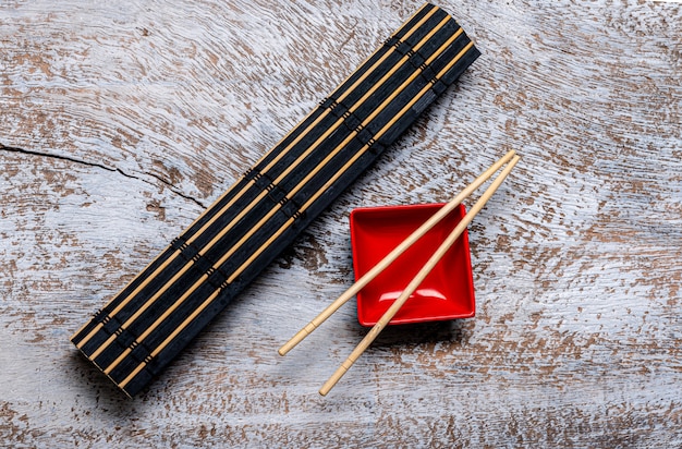 Photo accessoires pour sushi sur une table en bois. fermer. mise au point sélective.