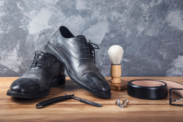 Accessoires de rasage avec chaussures homme et ceinture