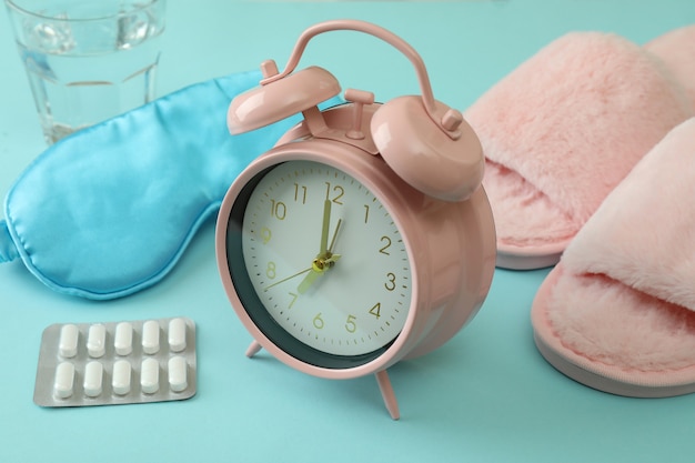 Accessoires de routine de sommeil féminin sur bleu