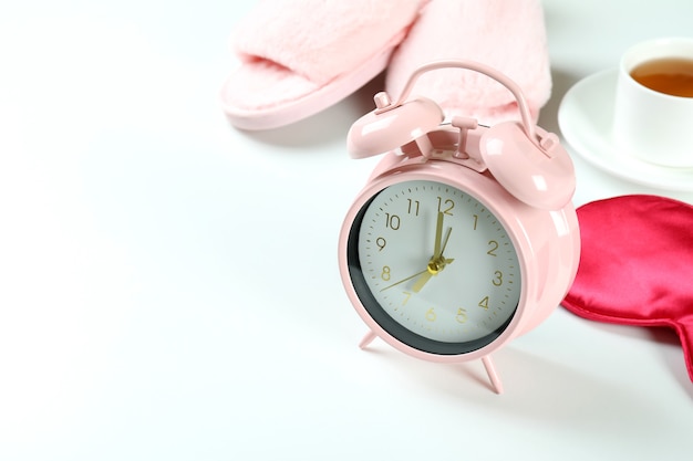 Accessoires de routine de sommeil féminin sur fond blanc