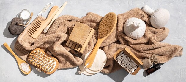 Accessoires de salle de bain écologiques à zéro déchet sur fond de béton