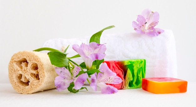 Accessoires de salle de bain luff alstroemeria fleur savon artisanal et serviette blanche