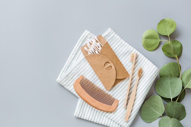 Accessoires De Salle De Bain Naturels: Peigne En Bois, Brosses à Dents En Bambou, Baguettes