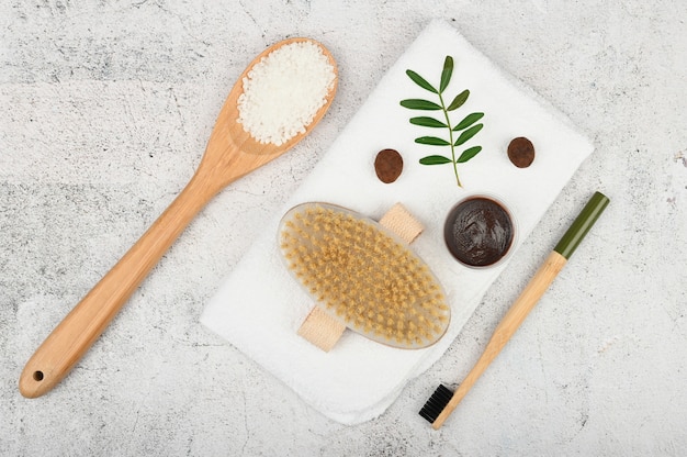 Accessoires de salle de bain sur une serviette