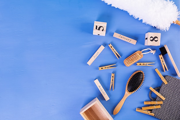 Accessoires de salle de bain zéro déchet en matériaux écologiques, brosse en sisal naturel, peigne en bois, épingle, calendrier.