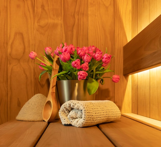 Accessoires de sauna modernes et bouquet de fleurs de tulipes