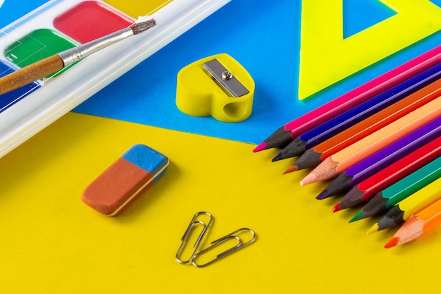 Photo accessoires scolaires pour la peinture. le concept de la créativité et du dessin des enfants.