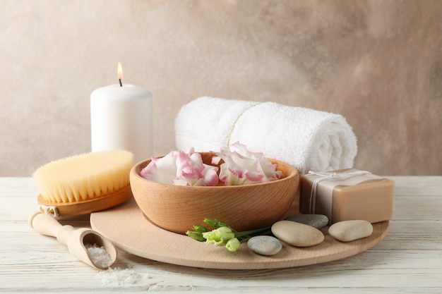 Accessoires de spa sur bois blanc, espace pour le texte