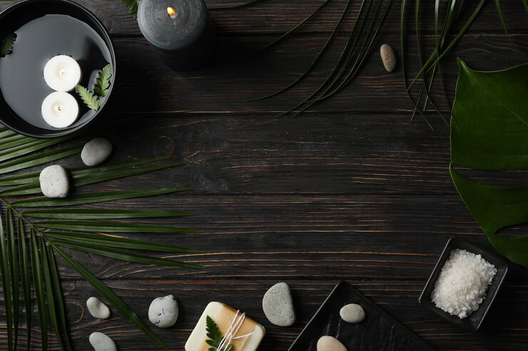 Photo accessoires de spa et feuilles de palmier sur fond en bois, espace pour le texte