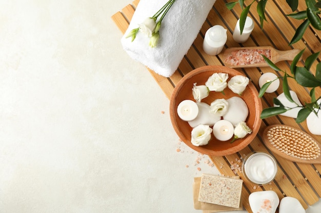 Accessoires de spa sur fond texturé blanc, vue de dessus