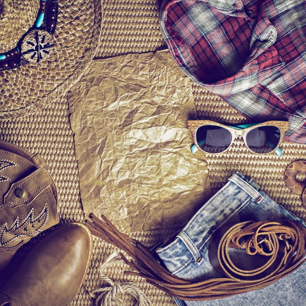 Accessoires de style rétro de cow-boy sur fond en bois avec une affiche vierge