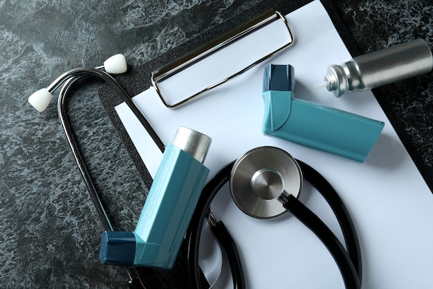 Accessoires de traitement de l'asthme sur table smokey noir