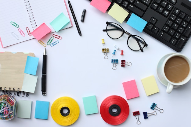 Photo accessoires de travail placés sur un bureau blanc.