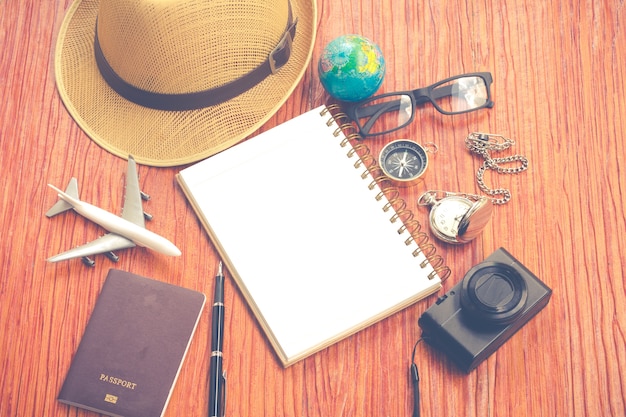 Accessoires de Travel Blogger sur l&#39;espace de copie sur bois