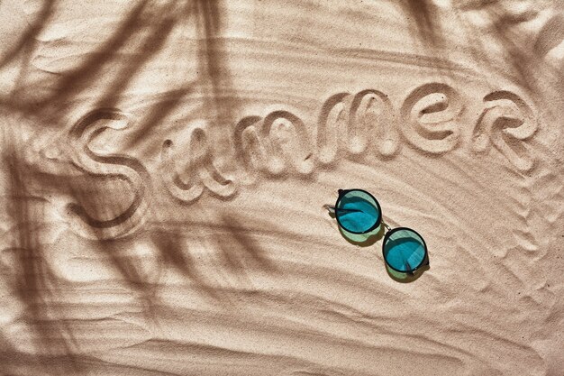 Les Accessoires De Vacances Des Voyageurs Sont Disposés Sur Une Plage De Sable Blanc Vue De Dessus à Plat