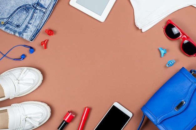 Accessoires et vêtements femme aux couleurs rouge et bleu sur un neutraltable