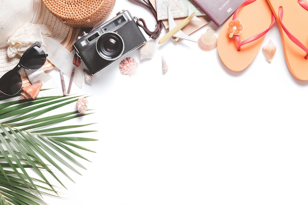 Accessoires de voyage, feuilles tropicales avec grand chapeau et appareil photo vintage