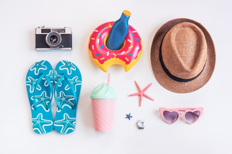 Photo accessoires de voyage sur fond blanc, concept de vacances d&#39;été