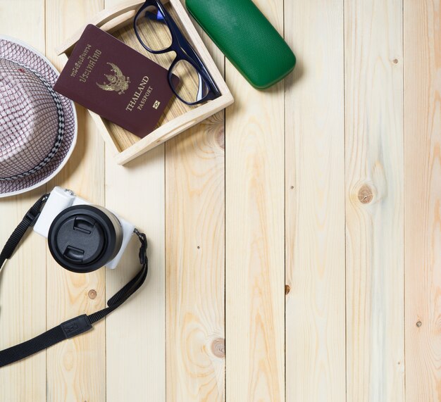 accessoires de voyage hipster sur bois avec espace de copie.