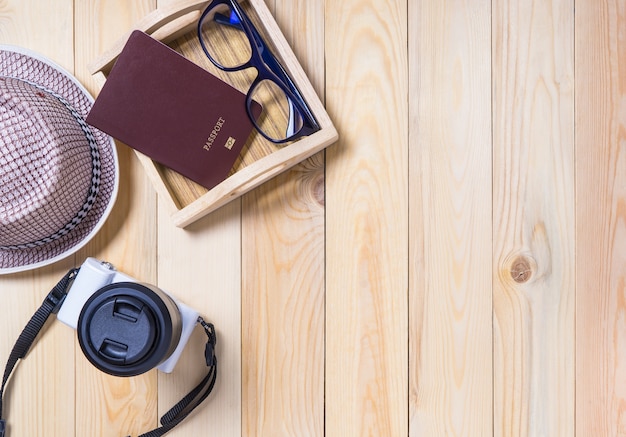 accessoires de voyage hipster sur bois