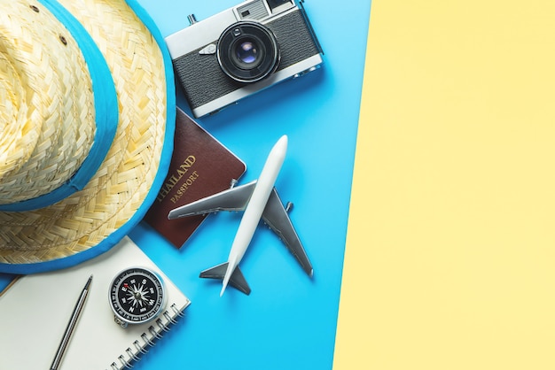 Accessoires de voyage objets et gadgets vue de dessus flatlay sur jaune bleu