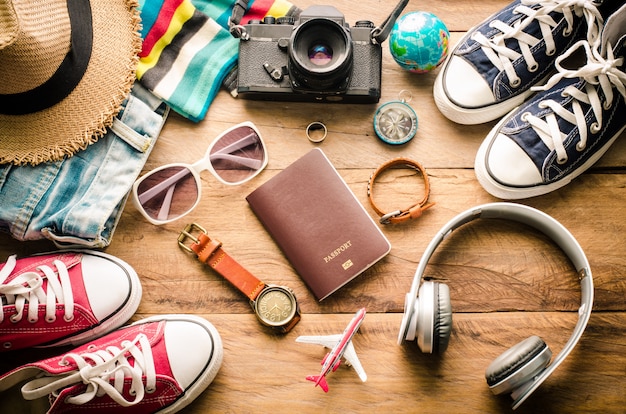 Accessoires de voyage sur plancher en bois prêt pour le voyage