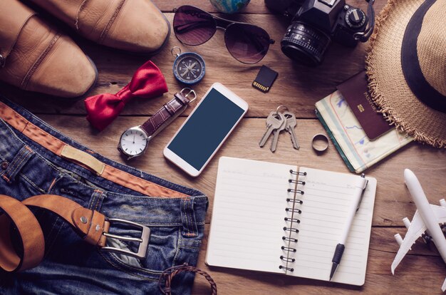 Accessoires de voyage sur plancher en bois prêt pour le voyage