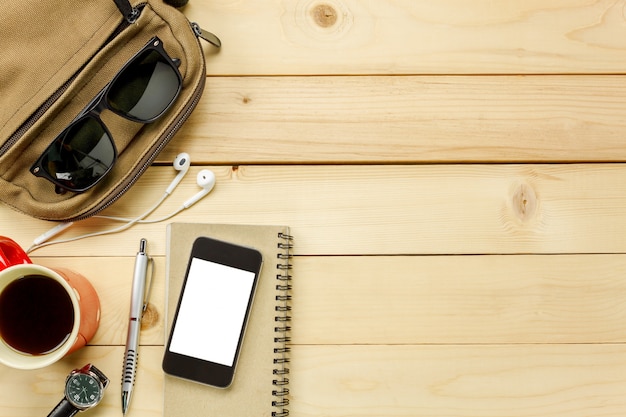 Les accessoires de vue de dessus voyagent sur la table en bois. Concept de voyage.