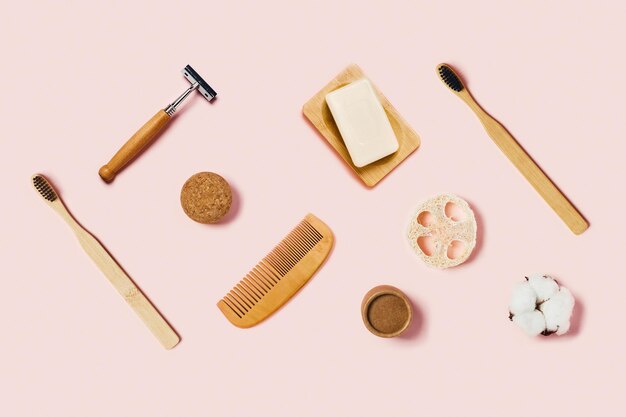 Accessoires à zéro déchet sur fond rose