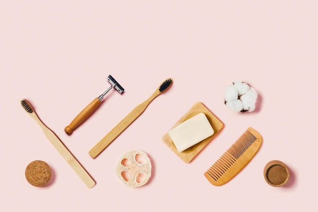 Accessoires à zéro déchet sur fond rose