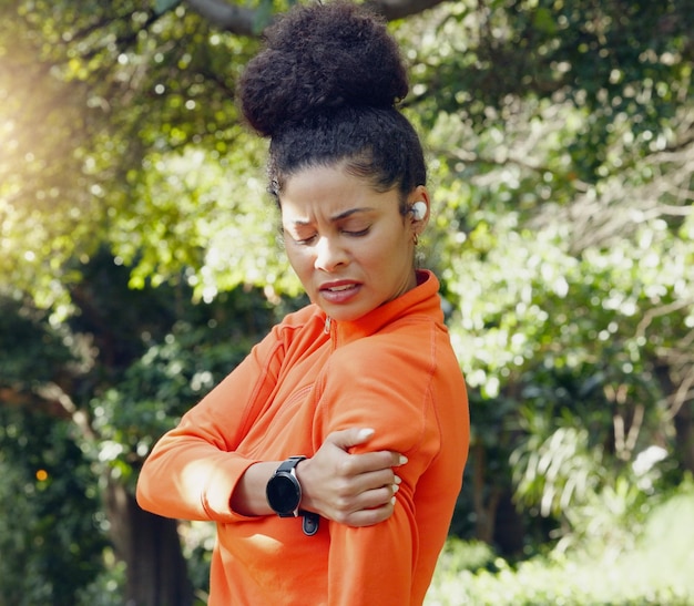 Accident d'entraînement d'une femme douleur au bras ou problèmes d'épaule après un entraînement ou un exercice de chute