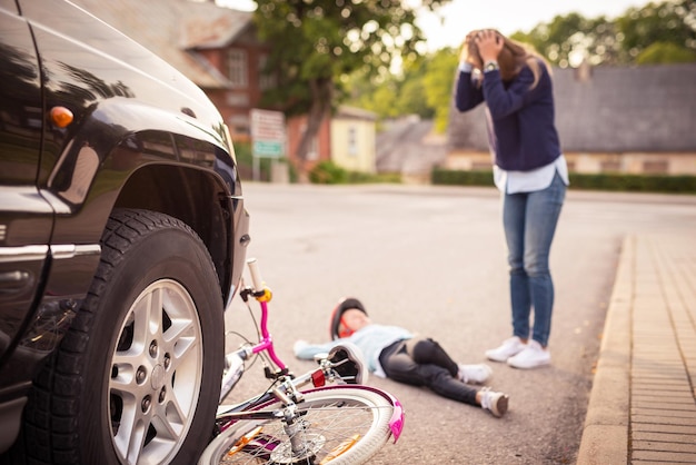 Accident Girl à vélo est heurtée par la voiture