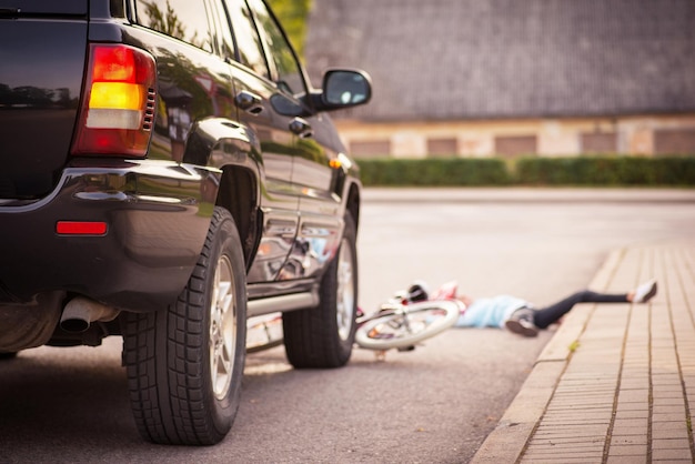 Accident Girl à vélo est heurtée par la voiture