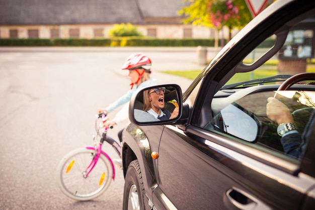 Accident Girl sur le vélo traverse la route devant une voiture