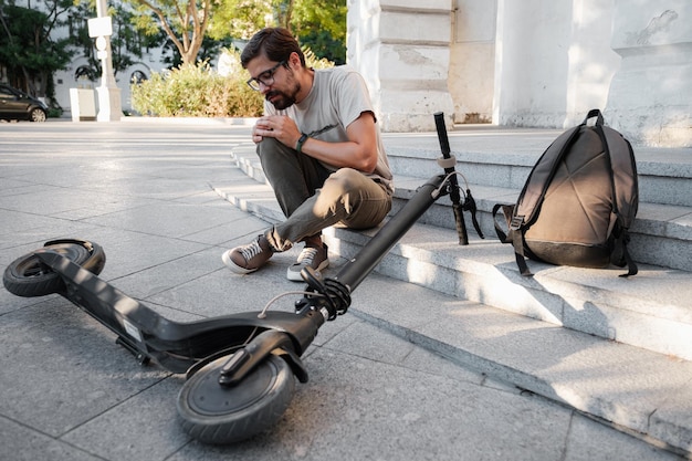 Accident de jeune homme avec un scooter électrique dans la rue