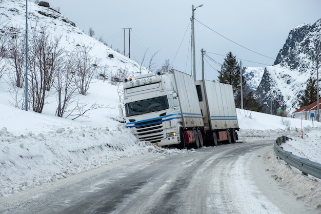 Accident de la remorque glissant sur la chaussée enneigée