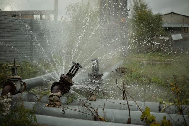 Accident de tuyau, rupture d'eau, débit d'eau chaude, dommages au pipeline, détails d'urgence