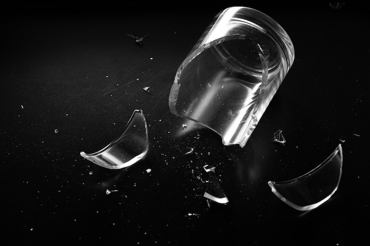 Photo accident verre brisé et dangereuse